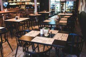 Terraza de restaurante europeo participante en la campaña TheFork Summer con descuentos de verano
