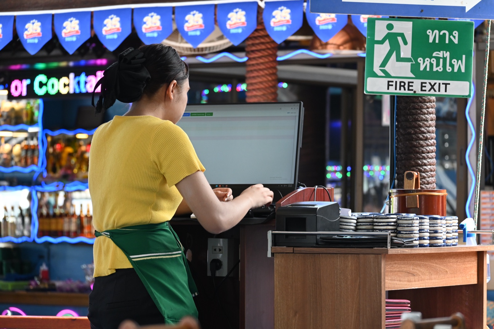 Camarero utilizando un terminal TPV en un restaurante